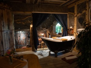 1 Bedroom Romantic Hobbity Treehouse with Private Hot Tub near the Blean Woodlands, Kent, England